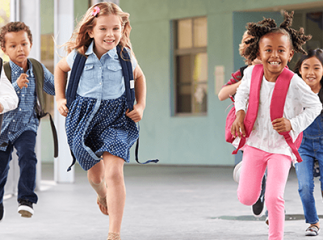 Enfants dans la cours